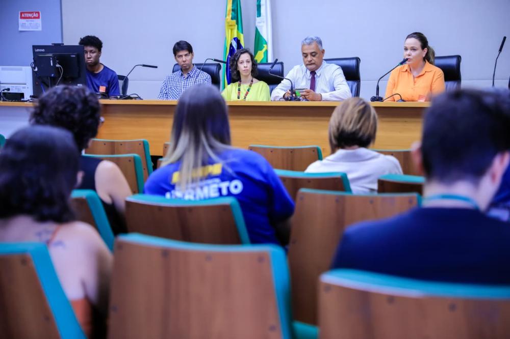 Capa da notícia: Caderno de sugestões de emendas para 2026 é entregue à Câmara Legislativa